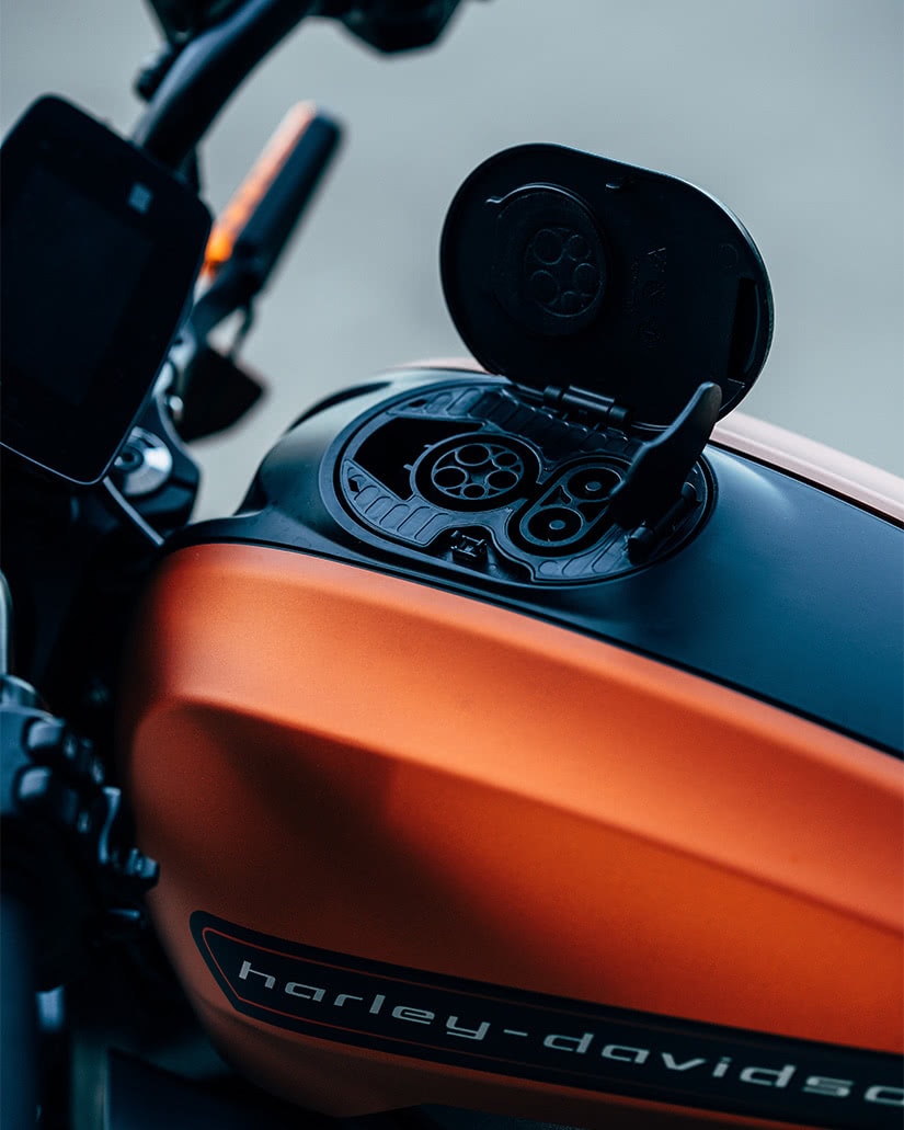 meilleures motos électriques 2021 luxe Harley-Davidson LiveWire port de charge - Luxe Digital